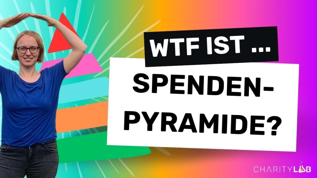 WTF ... ist die Spendenpyramide? Farbiges Header-Bild mit Anke, die mit den Armen eine Pyramide bildet | CharityLab