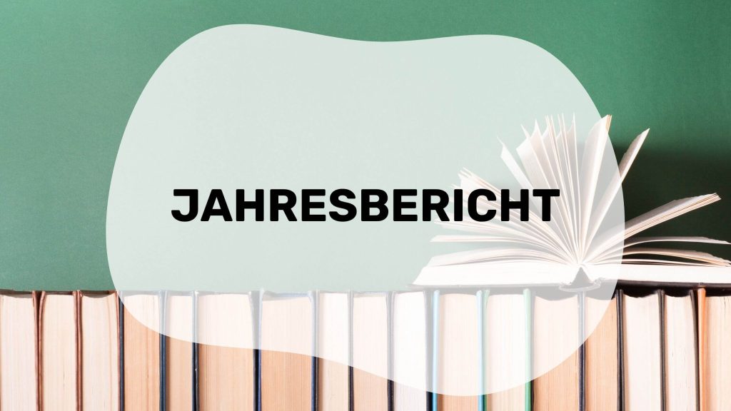 Aufgestellte Bücher vor einer grünen Wand mit dem Text Jahresbericht als Overlay